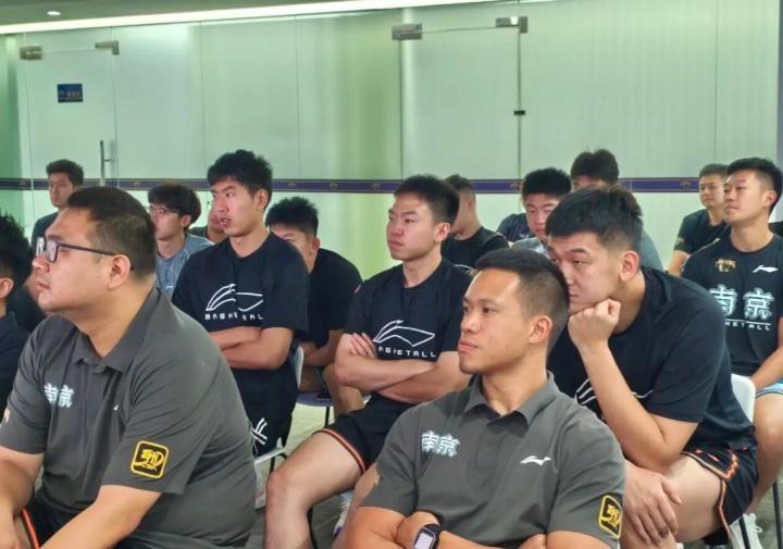 辽宁北京宁波肯帝亚同曦等多队集体观看国庆阅兵仪式