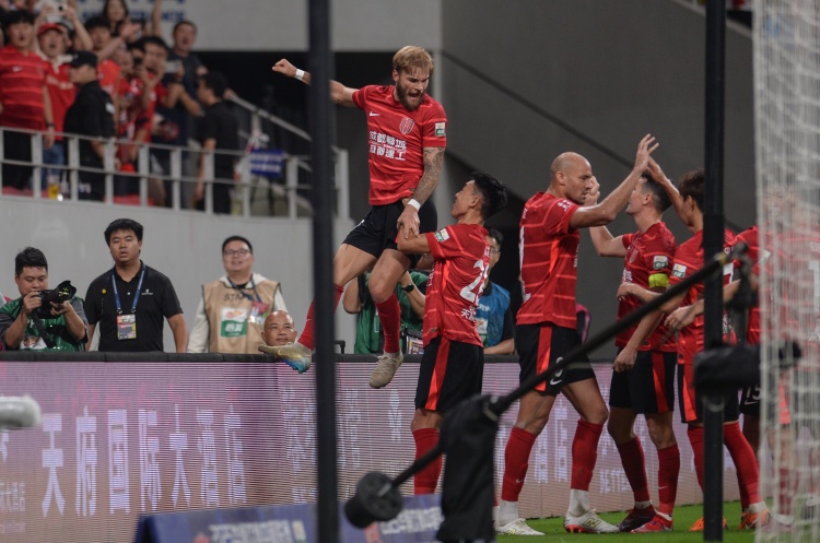 九游体育-中超争冠悬念或持续至末轮，前四队伍实力相当难分伯仲