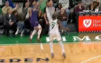 还剩4分钟黄蜂领先绿军26分，绿军主力球员被替换下场