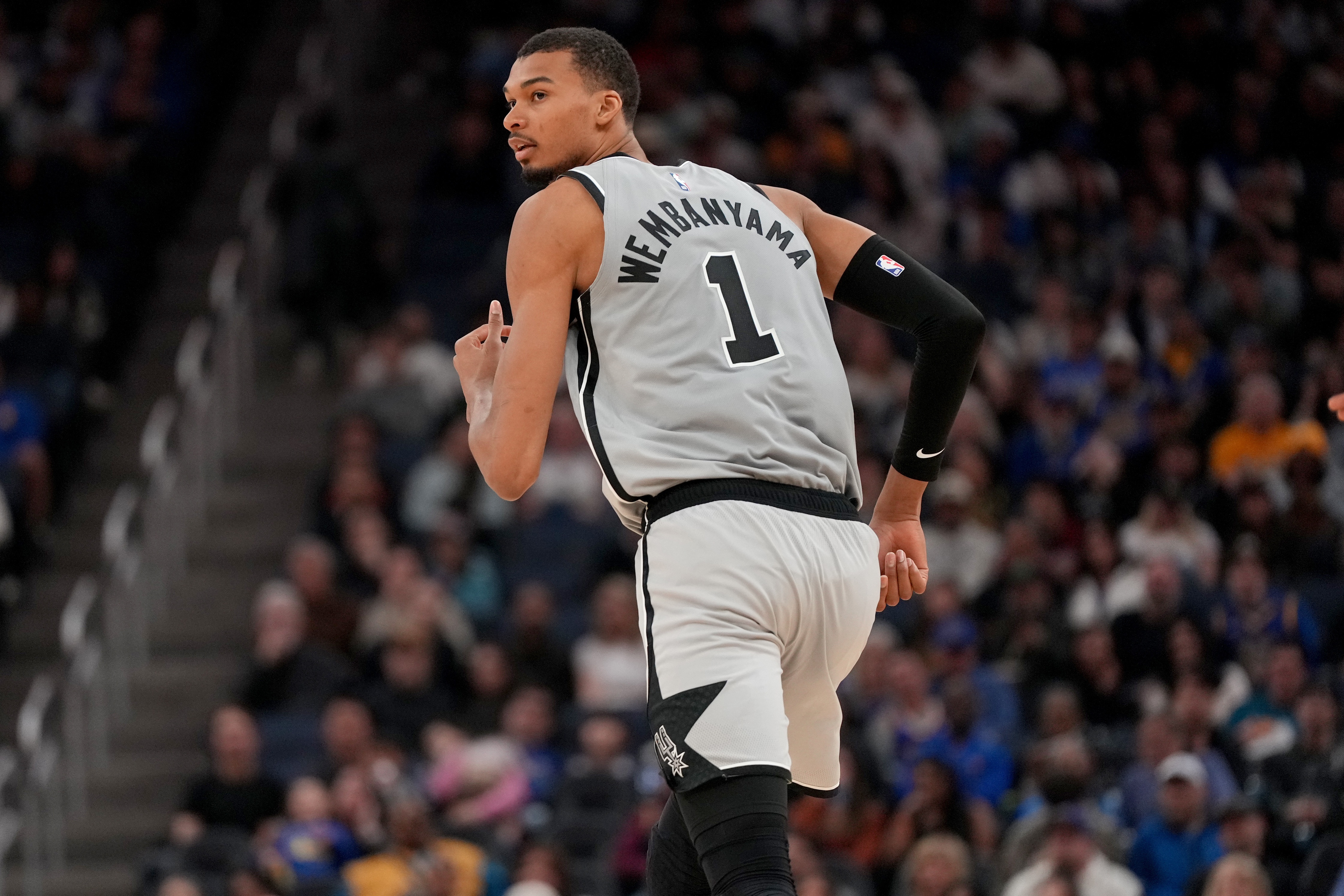 九游体育官方网站-大布泽尔：文班亚马是防守多面手 而且他的进攻潜力无限